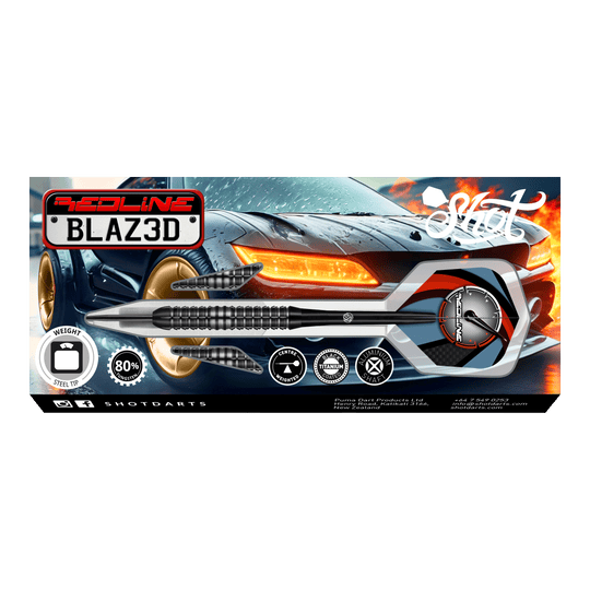 Shot Redline Blazed Steel Darts Das Bild zeigt die Verpackung der "Shot Redline Blazed Steeldarts" vor einem sportlichen Auto mit leuchtenden Scheinwerfern. Auf der Verpackung sind die Darts sowie verschiedene Produktsymbole und Informationen sichtbar.