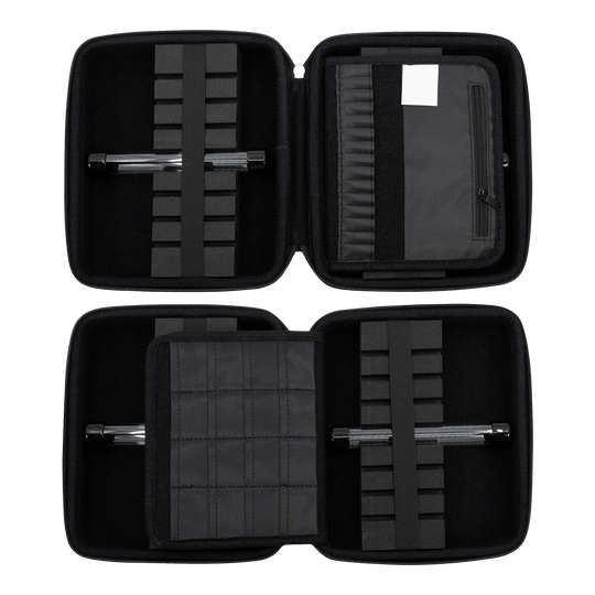 GOAT Locker XXL Dart Wallet Das Bild zeigt das geöffnete GOAT Locker XXL Dartwallet mit mehreren Fächern und Halterungen für Dartzubehör. Die Darttasche ist schwarz und bietet viel Platz zur sicheren Aufbewahrung.