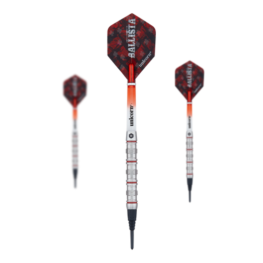 Unicorn Ballista Style 4 soft darts Das Bild zeigt drei Softdarts des Modells "Unicorn Ballista Style 4". Die Darts haben rote Flights mit der Aufschrift "BALLISTA" und silberne Schäfte.