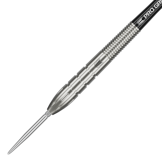 Target Nathan Aspinall GEN1 Swiss Point steel darts Das Bild zeigt einen silbernen Steeldart aus der Serie "Target Nathan Aspinall GEN1 Swiss Point". Der Dart hat ein gerilltes Griffstück und eine spitze Metallspitze.