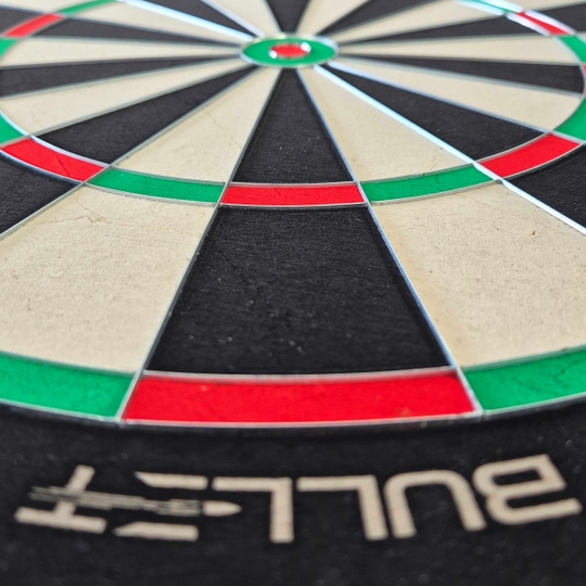Hier sieht man das Bullet Apex Steeldartboard. Das Produkt wird von der Seite präsentiert.