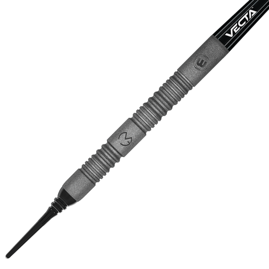 2448_Winmau_Michael_Van_Gerwen_Exact_Softdarts_2 Das Bild zeigt einen Winmau Michael Van Gerwen Exact Softdart. Der Dartpfeil ist grau mit einem geriffelten Griff und schwarzer Spitze.