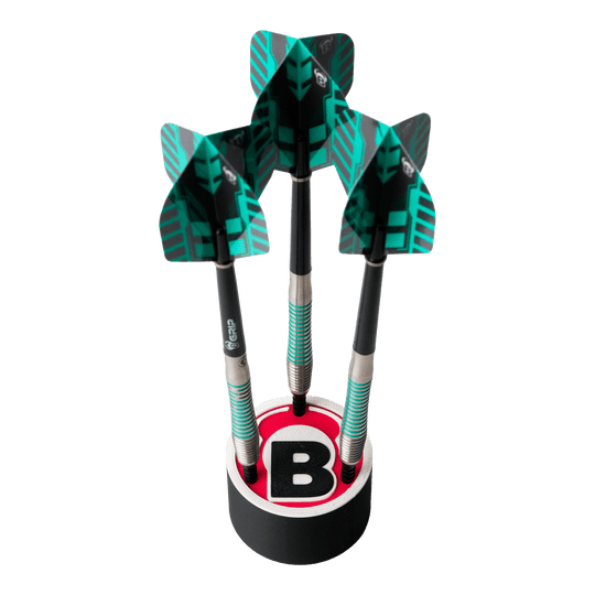 Bulls Dart Holder Logo Round Das Bild zeigt drei Darts, die in einem runden Halter mit dem Bulls-Logo stehen. Die Flights der Darts sind schwarz und grün gemustert.