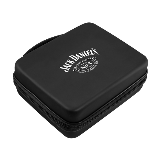 JD7023_Mission_Jack_Daniels_Luxor_Dartcase_2 Das Bild zeigt ein schwarzes Dartcase mit dem Jack Daniel's Logo darauf. Das Etui ist rechteckig und hat einen Reißverschluss.