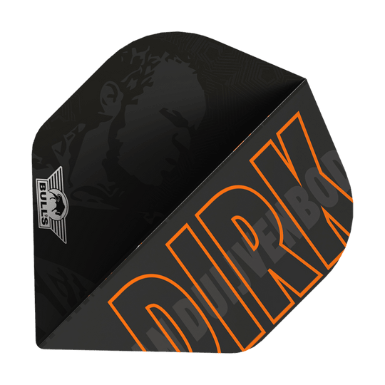 Das Bild zeigt ein schwarzes Dartflight mit dem Namen "DIRK" in großen orangefarbenen Buchstaben. In der Ecke ist das Bulls-Logo zu sehen und im Hintergrund ist ein Porträt schattiert dargestellt.