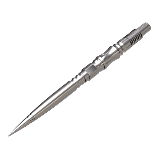Es sind mehrere silberne Dartspitzen zu sehen. Sie sind parallel und gleichmäßig aufgereiht.