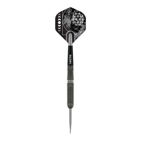Winmau Callisto 03 Steeldarts Das Bild zeigt einen Winmau Callisto 03 Steeldart. Der Dart ist schwarz mit einem auffälligen, geometrischen Muster auf dem Flight.