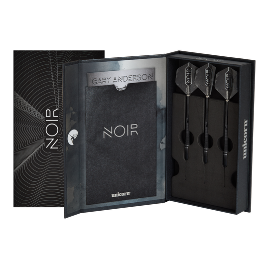 Unicorn World Champion Gary Anderson Noir Phase 6 Steeldarts Das Bild zeigt eine elegante schwarze Verpackung mit drei Steeldarts, die als "Unicorn World Champion Gary Anderson Noir Phase 6" bezeichnet werden. Die Darts und die Schachtel sind modern und hochwertig gestaltet.