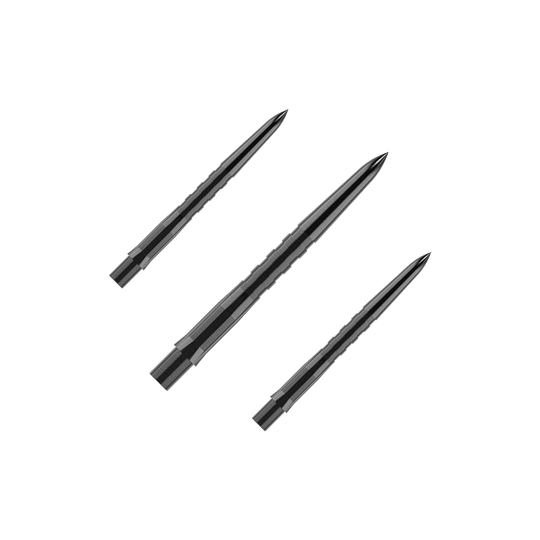 Das Bild zeigt drei schwarze, gerillte Steeldartspitzen, die parallel zueinander liegen. Die Spitzen sind spitz zulaufend und haben eine glänzende Oberfläche.