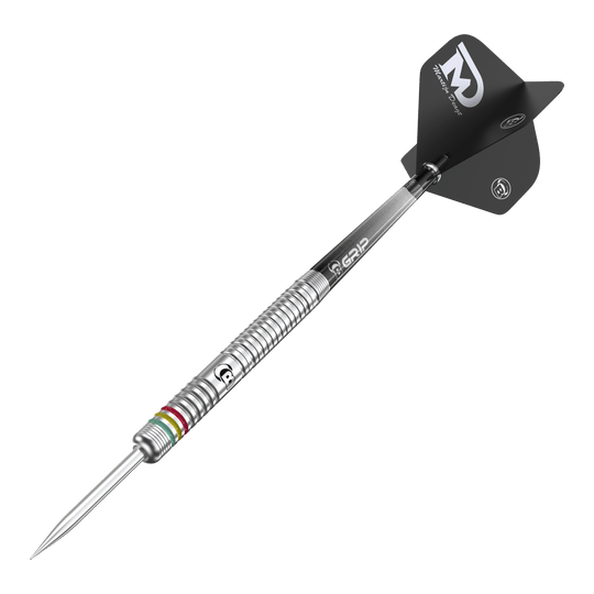 Auf dem Bild ist ein Bulls Martijn Dragt Steeldart mit einem Gewicht von 24g zu sehen. Der Dartpfeil hat einen silbernen, gerillten Schaft und schwarze Flights mit weißer Aufschrift.