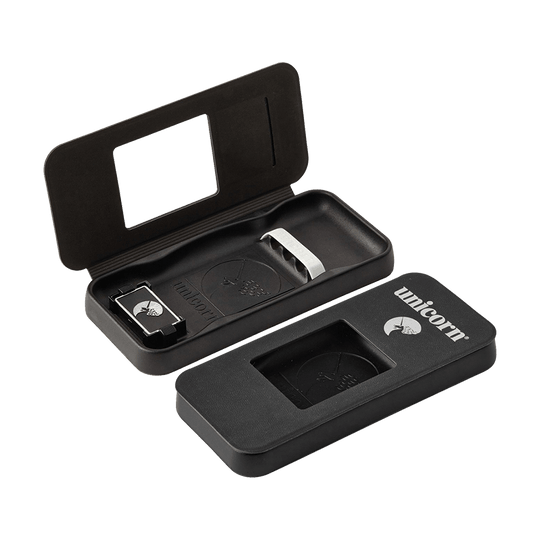 Unicorn_Icon_Case4AngY8rMK0MmH Das Bild zeigt eine schwarze Aufbewahrungsbox der Marke Unicorn für Softdarts. Auf dem Deckel steht das Logo "unicorn" mit einem Einhornsymbol.