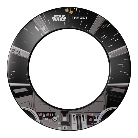 Target Star Wars Millennium Falcon TOR Dartboard Surround Bundle Dieses Bild stellt das Target Star Wars Millennium Falcon Surround Board Bundle dar. Das Design kombiniert klassische Dartscheiben mit Details des Millennium Falcon aus Star Wars.