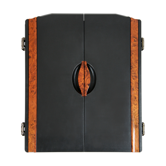 8072_Karella_Elektronische_Dartscheibe_CB90_Turnierausf-hrung_2 Die Abbildung zeigt eine geschlossene schwarze Dartscheibenbox mit braunen Holzakzenten an den Seiten. In der Mitte befindet sich ein Griff zum Öffnen der Türen.