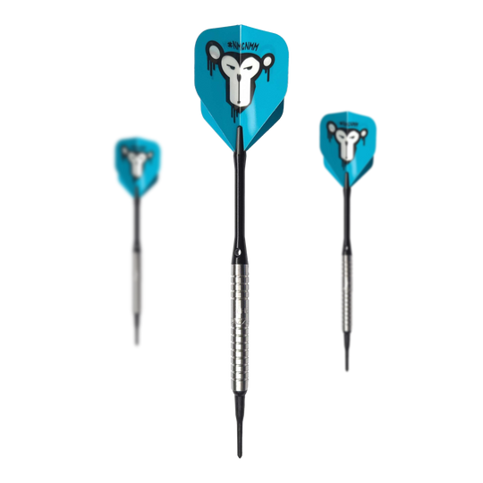 McDart 85 Tungsten V15 Softdarts - 16.5g Das Bild zeigt drei Softdarts des Modells "McDart 85er Tungsten V15" mit einem Gewicht von 16,5g. Die Flights sind blau und haben ein auffälliges Affengesicht als Motiv.