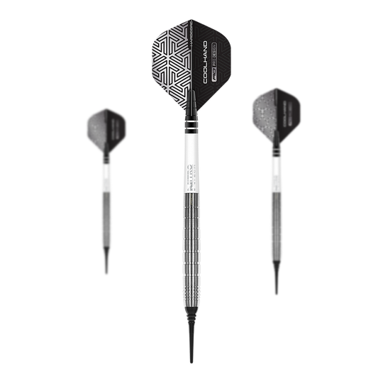 Red Dragon Luke Humphries TX1 Soft Darts - 20g Das Bild zeigt drei Red Dragon Luke Humphries TX1 Softdarts mit einem Gewicht von 20g. Die Darts haben schwarze Flights mit geometrischem Muster und silber-schwarze Schäfte.