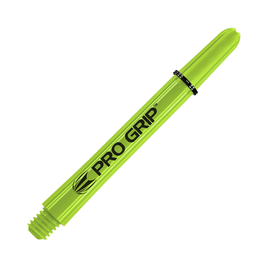 Auf dem Bild ist ein limegrüner Pro Grip Dart-Schaft zu sehen. Er hat eine Länge von 48 mm und trägt die Aufschrift "PRO GRIP" in schwarzer Farbe.