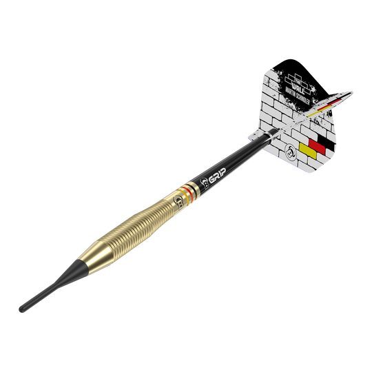 Bulls Martin Schindler The Wall Brass Softdarts - 18g Das Bild zeigt einen Softdart namens "Bulls Martin Schindler The Wall Brass Softdarts - 18g". Der Dart hat einen messingfarbenen Schaft und eine Flight mit einem weißen Mauer-Design und schwarz-rot-gelben Streifen.