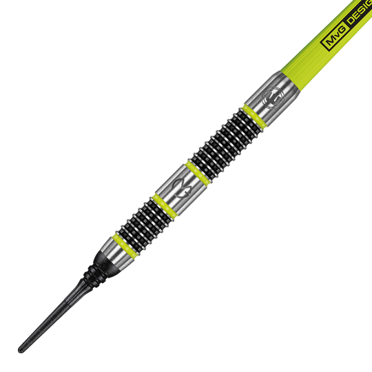2433_Winmau_Michael_Van_Gerwen_MvG_Aspire_Softdarts_2 Das Bild zeigt einen Winmau Michael Van Gerwen MvG Aspire Softdart mit einem Gewicht von 20 g. Der Dart ist in den Farben Schwarz, Silber und Gelb gestaltet und hat ein modernes, griffiges Design.