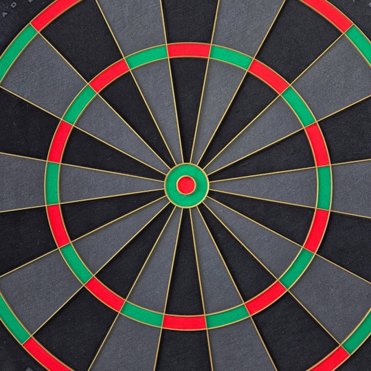 Auf dieser Abbildung ist das BullsNL Advantage Black Edition Steeldartboard zu sehen. Es wird aus einer anderen Perspektive gezeigt.