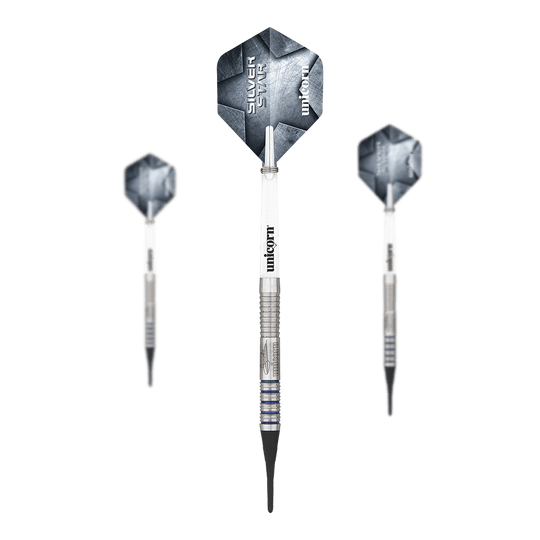 Das Bild zeigt drei Softdarts des Modells "Unicorn Silver Star Var.2 Gary Anderson". Die Darts haben silberne Spitzen, einen geriffelten Schaft und blaue Akzente auf dem Barrel.
