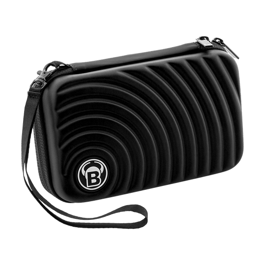 Die Abbildung zeigt das Produkt "Bulls Orbis XL Dartcase". Das Etui ist schwarz, hat ein wellenförmiges Design und einen Tragegurt.