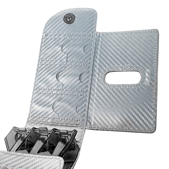 66345_Bulls_SECC_Dartcase_Grey_2 Das Bild zeigt ein silbernes Dart-Etui mit einem modernen, carbonähnlichen Design. Im Inneren sind Fächer zur sicheren Aufbewahrung von Dartpfeilen und Zubehör zu sehen.
