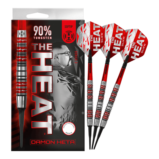 Harrow's Damon Heta Series 3 soft darts Das Bild zeigt eine Packung Harrows Damon Heta Series 3 Softdarts mit drei Darts daneben. Die Darts sind silber und rot, und auf der Verpackung steht "THE HEAT" sowie "90% Tungsten".