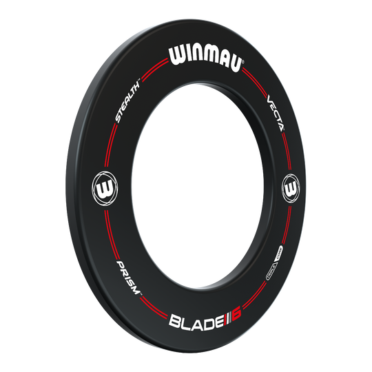 Das Bild zeigt das Produkt "Winmau Pro-Line Blade 6 Dartboard Surround". Es ist ein schwarzer Dartboard-Surround mit weißen und roten Aufdrucken.