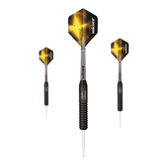 Unicorn Black Brass Gary Anderson V2 steel darts Das Bild zeigt drei schwarze Steeldarts der Marke Unicorn Black Brass Gary Anderson V2. Die Flights sind schwarz mit einem gelben Lichteffekt und dem weißen Schriftzug "unicorn".