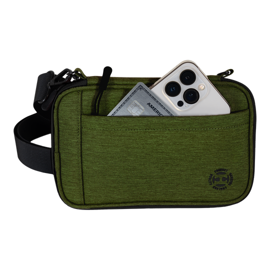 Harrows Smart Case XL dart wallet Die Abbildung zeigt eine grüne Tasche mit einem Schultergurt. In der Fronttasche stecken ein Smartphone und eine Kreditkarte.