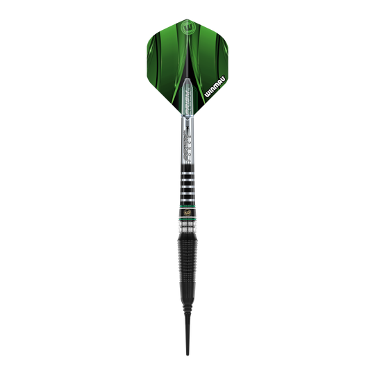 Winmau Sniper Black 2025 soft darts - 20g Das Bild zeigt einen Winmau Sniper Black 2025 Softdart mit einem Gewicht von 20g. Der Dart hat schwarze und silberne Elemente sowie rote und grüne Akzente am Schaft.