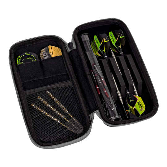 Harrows Smart Case Dartwallet Das Bild zeigt ein geöffnetes Dartetui mit Fächern für Dartpfeile und Zubehör. Im rechten Teil liegen drei zusammengebaute Dartpfeile, im linken Teil befinden sich Ersatzteile und weiteres Zubehör.