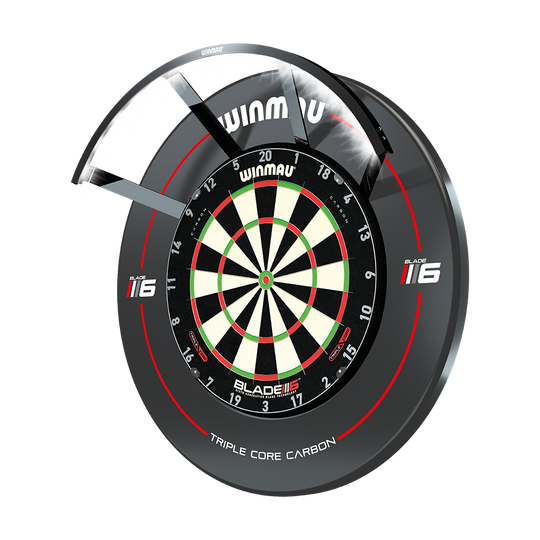 8412_Winmau_Polaris_120_LED_Dartboard_Light_1 Das Bild zeigt das Produkt "Winmau Polaris 120° LED Dartboard Light" an einem Dartboard montiert. Die LED-Beleuchtung sorgt für eine klare und gleichmäßige Ausleuchtung des Dartboards.