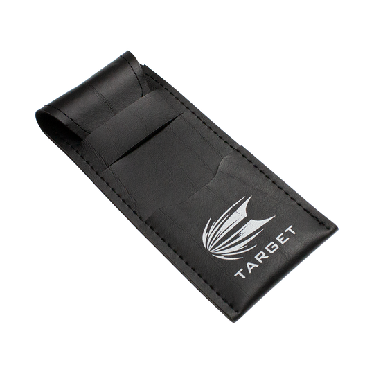 Target-Dart-Walletxm9VdgdtG9KDQ Das Bild zeigt eine schwarze Darts-Tasche mit dem weißen Target-Logo darauf. Die Tasche ist vermutlich für die Aufbewahrung der Target Phil Taylor Power 8zero Softdarts gedacht.