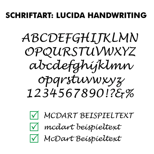 Flightdruck_Schriftart_LucidaHandwritingeLqD3vwHOj3BJ Das Bild zeigt die Schriftart "Lucida Handwriting" mit Beispielen für Groß- und Kleinbuchstaben, Zahlen und Sonderzeichen. Unten sind drei Textbeispiele mit Häkchen illustriert, die verschiedene Schreibweisen im gewählten Schriftstil zeigen.