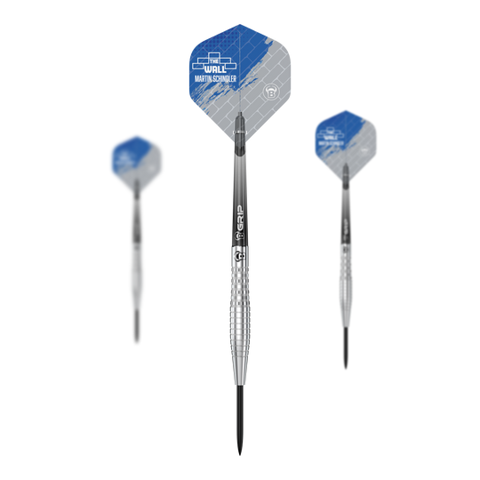 Bulls Martin Schindler Original Generation 2 steel darts Das Bild zeigt drei Steeldarts des Modells "Bulls Martin Schindler Original Generation 2". Die Flights sind in Blau und Grau gestaltet und tragen den Schriftzug "The Wall Martin Schindler".