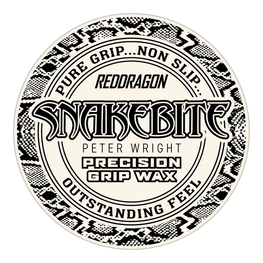 Das Bild zeigt das Produkt "Red Dragon Peter Wright Snakebite Precision Grip Wax". Auf der Verpackung steht, dass es für einen sicheren Halt und ein herausragendes Griffgefühl sorgt.
