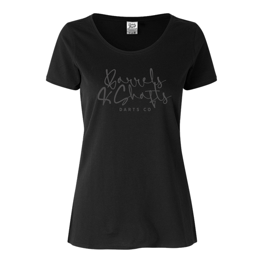 Barrels and Shafts Women's T-Shirt - Black Dieses Bild zeigt ein schwarzes Damen-T-Shirt mit der Aufschrift „Barrels and Shafts DARTS CO“ auf der Vorderseite. Das T-Shirt hat einen klassischen Rundhalsausschnitt und einen schlichten, modernen Stil.