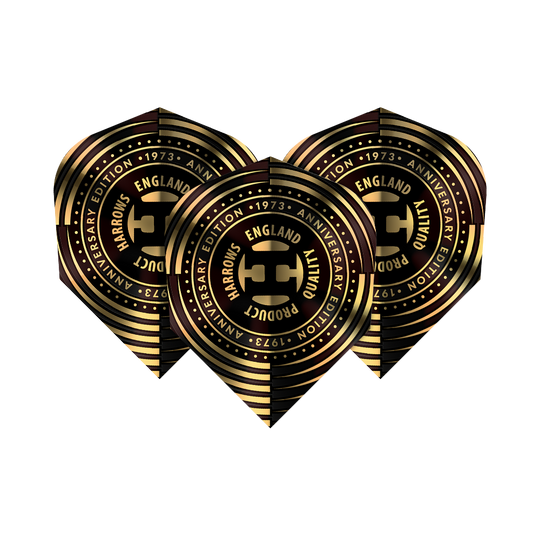 Harrows Anniversary No6 Flights Das Bild zeigt drei Harrows Anniversary No6 Flights mit einem eleganten schwarzen und goldenen Design. In der Mitte ist ein kreisförmiges Logo mit der Aufschrift „Harrows Anniversary Edition 1973 Quality Product England“ zu sehen.