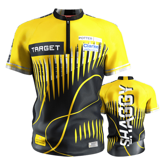 Target Coolplay Scott Williams 2025 dart shirt Das Bild zeigt das "Target Coolplay Scott Williams 2025 Dartshirt" in Gelb und Schwarz mit auffälligem Muster. Auf der Rückseite steht groß das Wort "SHAGGY".
