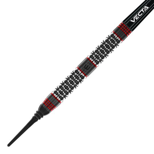 Winmau Cypher Softdarts - 20g Das Bild zeigt einen Winmau Cypher Softdart mit einem Gewicht von 20g. Der Dart hat ein schwarzes und silbernes Design mit roten Akzenten und einer strukturierten Griffzone.