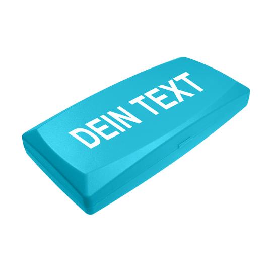 Die Abbildung zeigt eine himmelblaue Kunststoffbox mit abgerundeten Kanten. Auf dem Deckel steht in weißen Großbuchstaben der Text "DEIN TEXT".