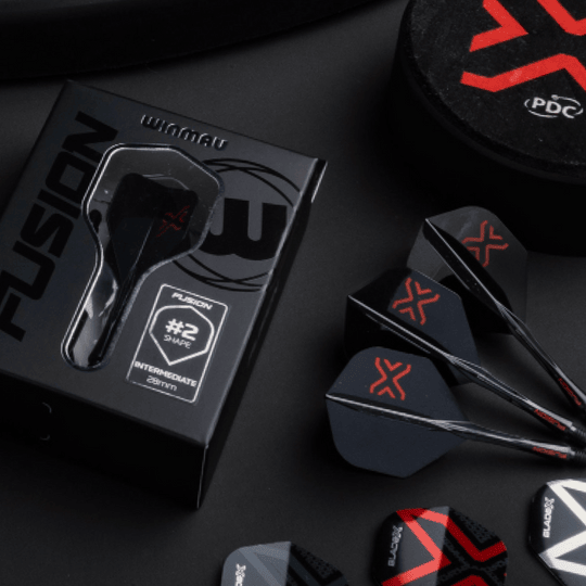Hier sieht man das Winmau Fusion Blade X No2 Standard Flight-Shaft-System in Schwarz. Dieses Produkt kombiniert Flight und Schaft für optimale Performance.
