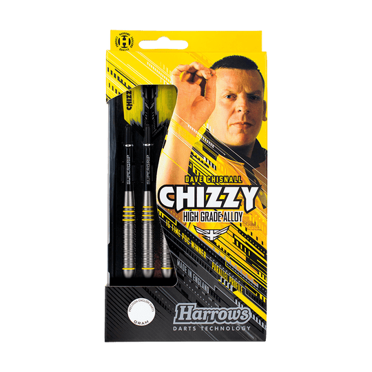 HA24490_Harrows_Dave_Chisnall_Chizzy_Brass_Steeldarts_3 Die Abbildung zeigt die Verpackung der Harrows Dave Chisnall Chizzy Brass Steeldarts. Auf der Verpackung sind drei Darts sowie ein Bild von Dave Chisnall und gelbe Designelemente zu sehen.