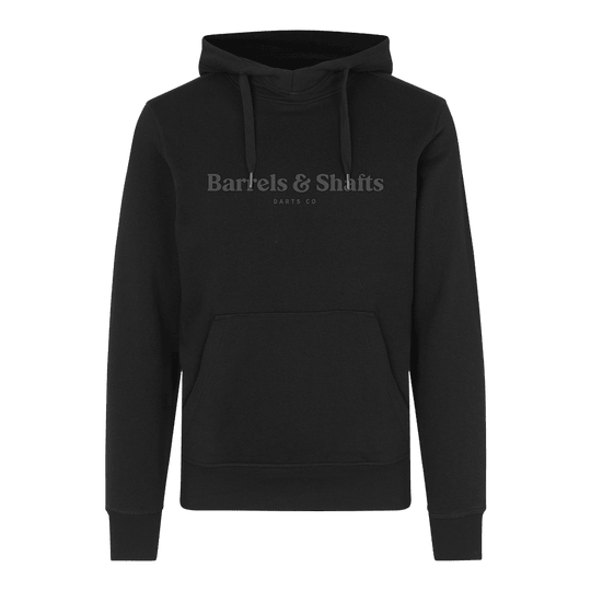 Barrels and Shafts Hoodie - Black Der abgebildete Hoodie ist schwarz und trägt vorne den Aufdruck "Barrels & Shafts Darts Co". Er hat eine Kapuze mit Kordelzug und eine große Kängurutasche.