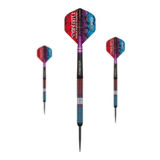 Red Dragon Peter Wright Snakebite Spirit Steel Darts Das Bild zeigt drei bunte Steeldarts mit auffälligem Schlangenmuster auf den Flights. Die Darts haben metallische Spitzen und sind mit den Farben Rot, Blau und Lila gestaltet.