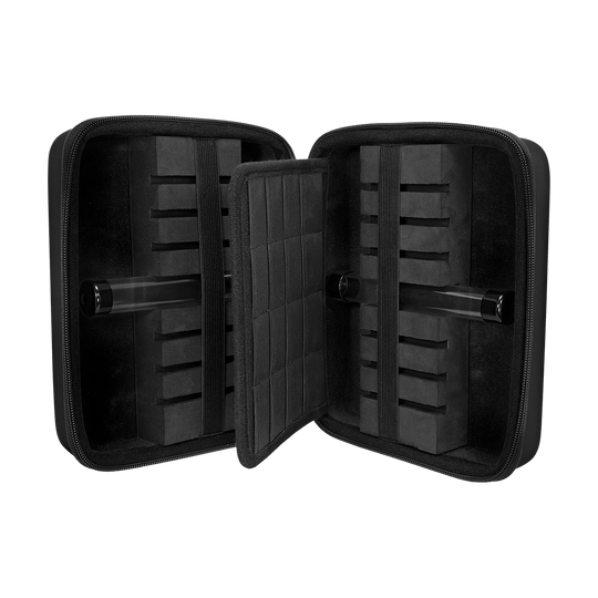 JD7023_Mission_Jack_Daniels_Luxor_Dartcase_3 Das Bild zeigt das geöffnete Mission Jack Daniels Luxor Dartcase. Das Etui ist schwarz und bietet innen mehrere Steckplätze zur sicheren Aufbewahrung von Dartpfeilen und Zubehör.