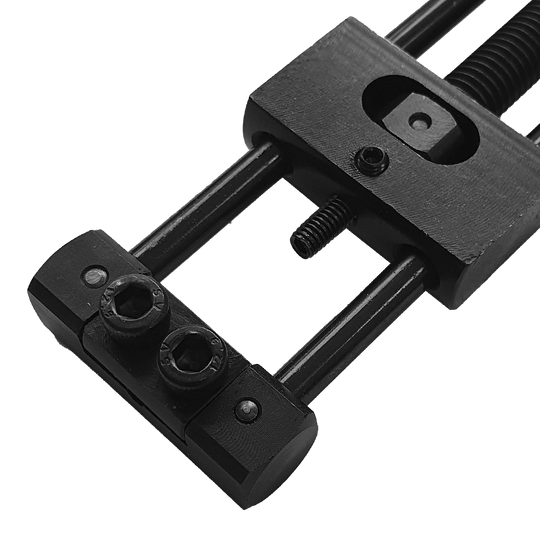 Designa Dart Repointer Black Pro Edition - Tip Changer Designa Dart Repointer Black Pro Edition - Spitzenwechsler ist ein Tool zum Wechseln von Dartspitzen. Das Bild zeigt das Produkt aus schwarzem Material.