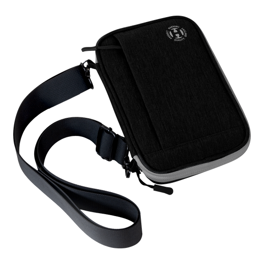 Harrows Smart Case XL dart wallet Dies ist eine schwarze Darttasche mit einem Schultergurt. Sie hat ein kompaktes, rechteckiges Design und einen Reißverschluss.