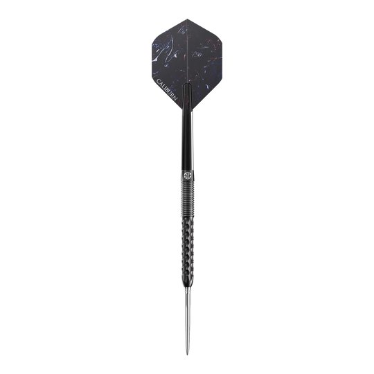 Caliburn Sword S1 steel darts Auf dem Bild ist ein Caliburn Sword S1 Steeldart zu sehen. Der Dart ist schwarz und hat eine gemusterte Spitze sowie einen glänzenden Flight.
